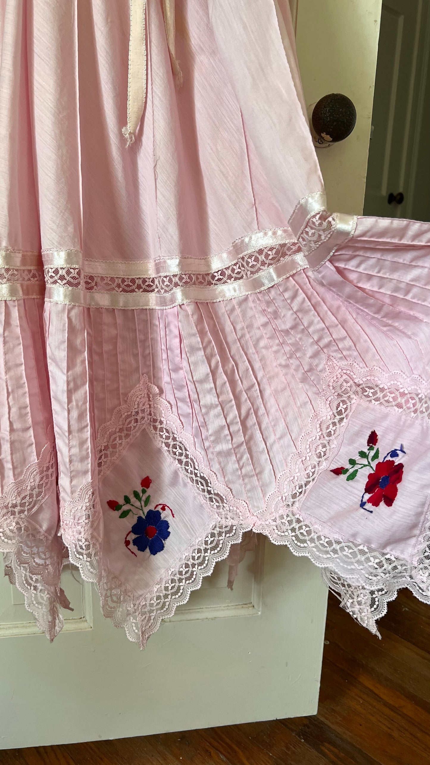1970s Baby Pink Embroidered Mexican Dress (XL)
