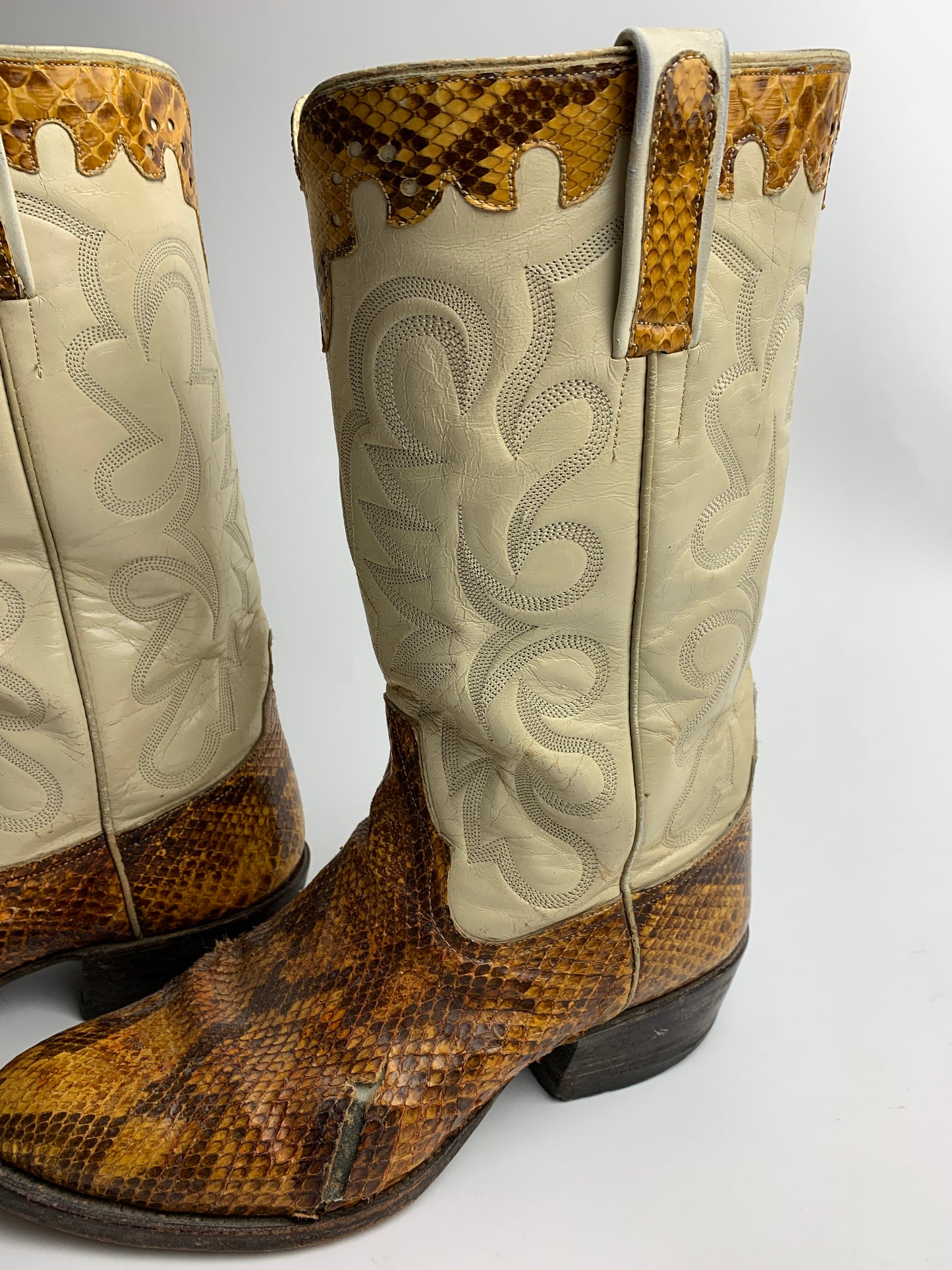 Vtg. Cream & Rattlesnake Boots men's 8