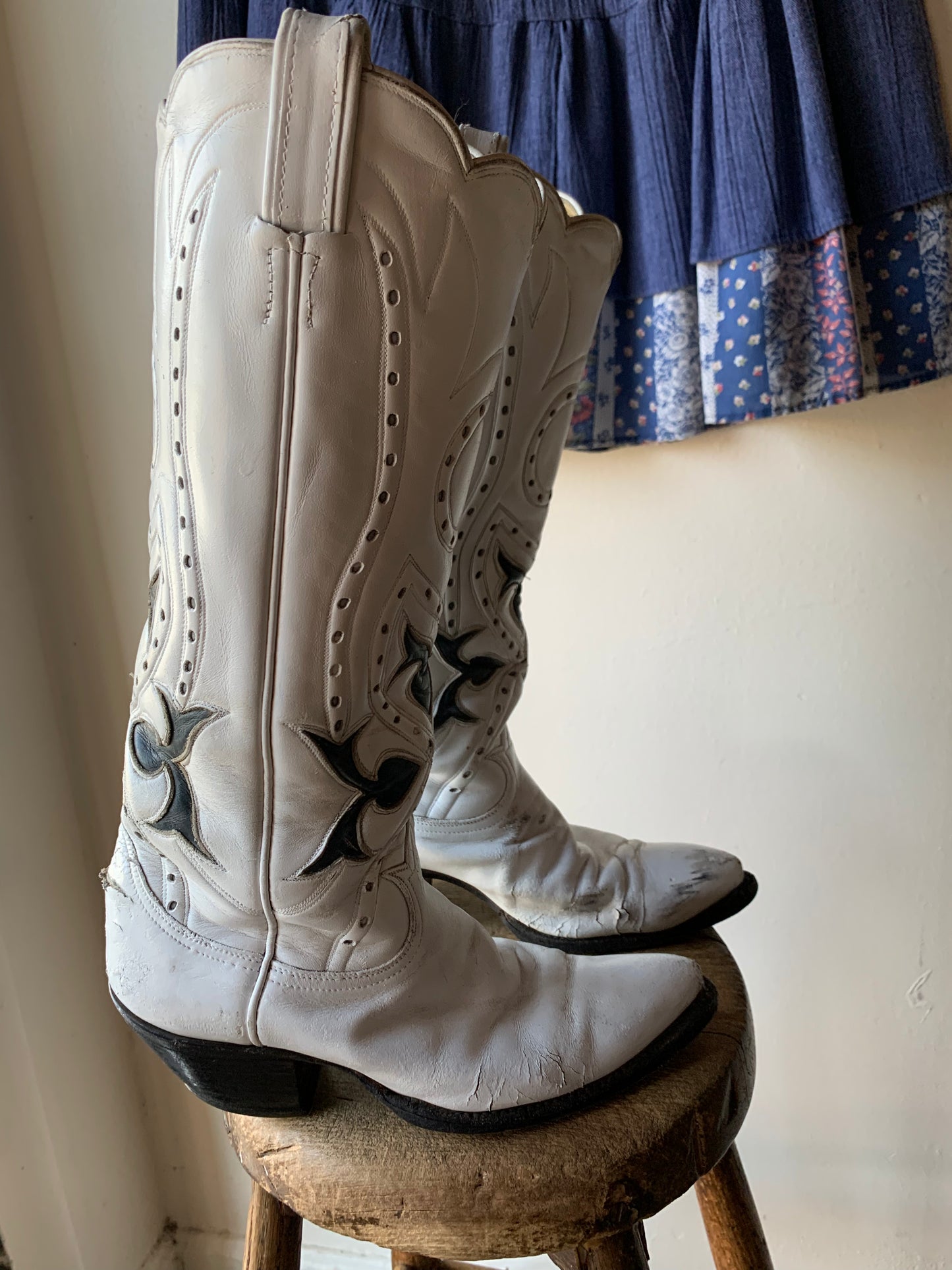 W9 1950s White Cowboy Boots with Navy Western Inlay / women's- as is