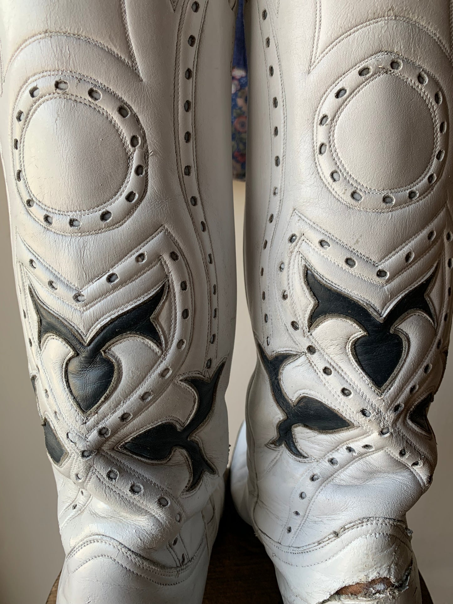 W9 1950s White Cowboy Boots with Navy Western Inlay / women's- as is